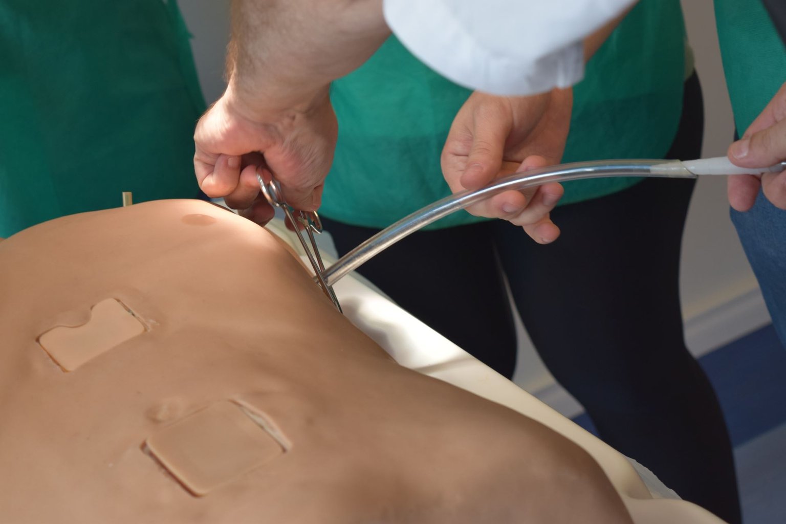 Equipe praticando procedimentos médicos com um simulador